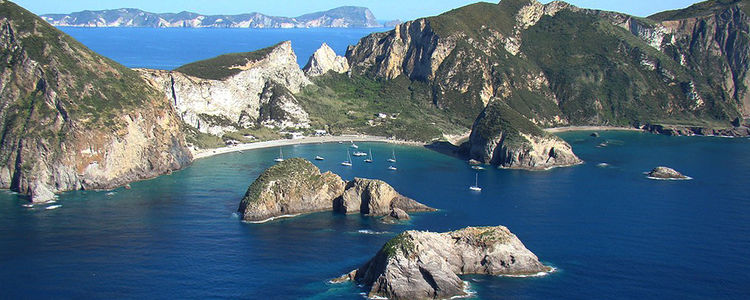 Яхты у острова Пальмарола. Острова Понца. Тиренское море. Италия