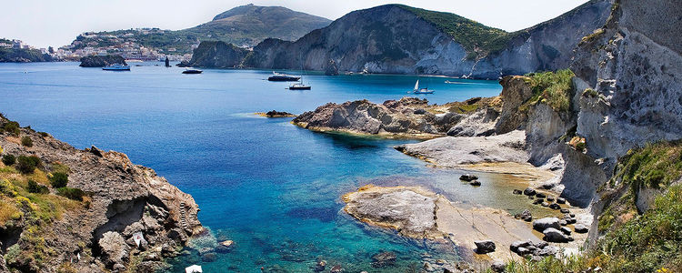 Яхты у острова Понца. Тиренское море. Италия
