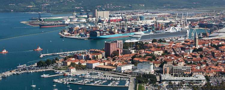 Копер - единственный торговый порт Словении