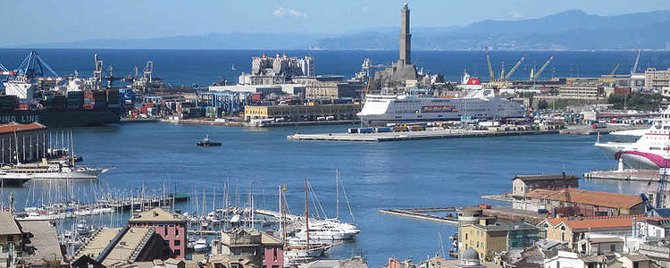Генуя - один из крупнейших портов Италии
