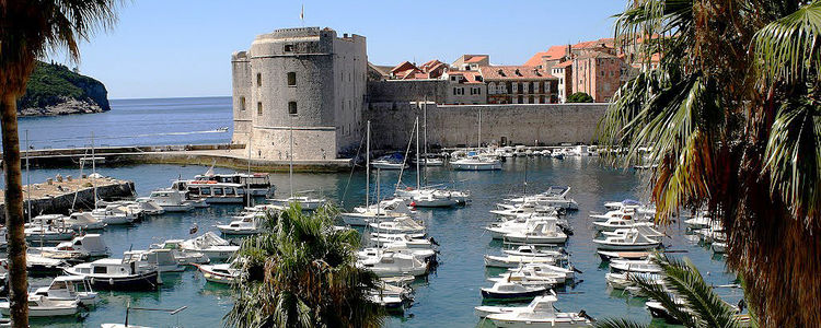 Яхты у стен старого горада в Дубровнике