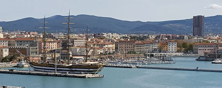 Яхты в порту Ливорно