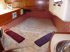 Starboard Guest Cabin w/sink and w/bunk