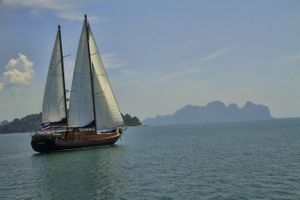 Explore the islands of Phang Nga Bay