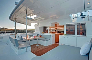 Cockpit with lounge and dining area