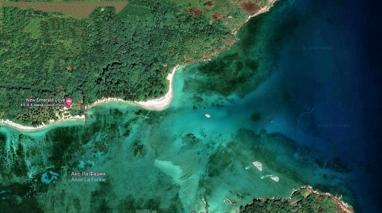 Якорная стоянка яхт у острова Ронд на снимке из космоса