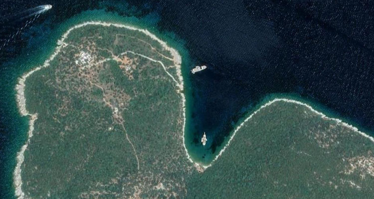 Северная бухта острова Орак на снимке из космоса