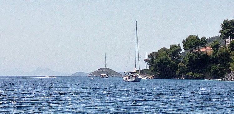 Якорная стоянка яхт у северного берега бухты Панормос
