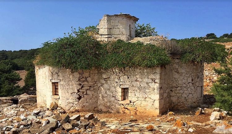 Руины церкви на острове Скиропула