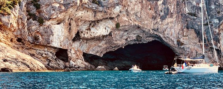 Якорные стоянки яхт у пещеры Папаниколи