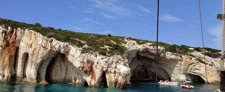 Гроты в бухте Ксигия на острове Закинтос в Ионическом море Греции
