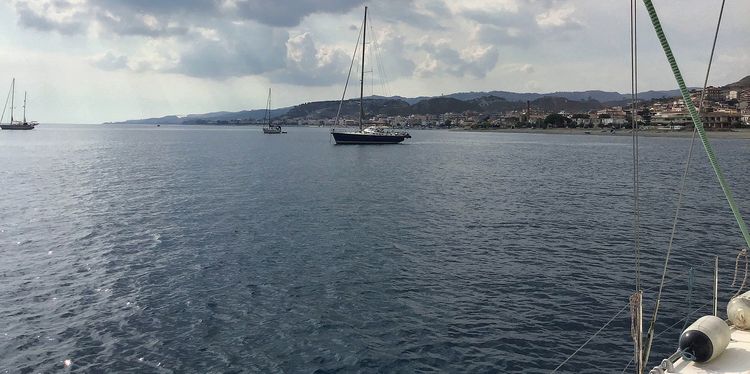 Якорная стоянка яхт в Бова Марина