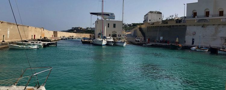 Стоянки яхт в порту Трикази