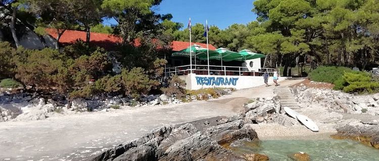 Ресторан в бухте Перна на юге острова Пройз