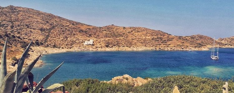 Якорная стоянка яхт в бухте Трис Клисис. Остров Иос. Киклады. Греция