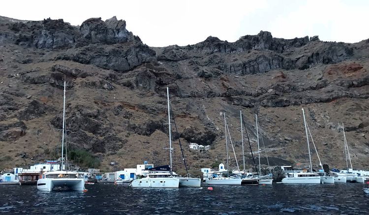 Стоянка яхт у на буях в бухте Св. Николая на острове Тирисия