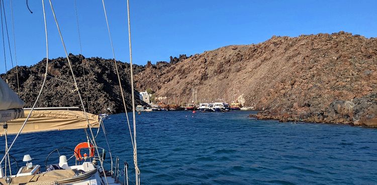Стоянка яхт на юго-востоке острова Неа Камени