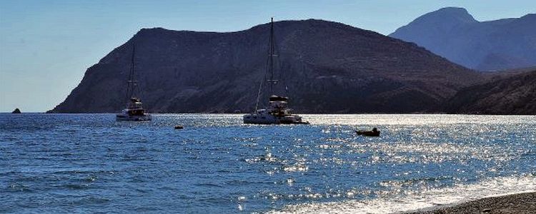 Якорная стоянка яхт в бухте Мегало на острове Тилос