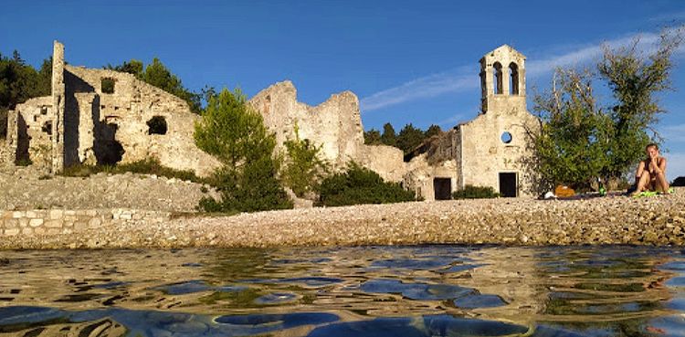 Развалины монастыря в бухте Бияр