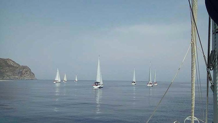Яхты в ожидании ветра в одной из гонок 10-го Майского Парусного Ралли Марин.ру