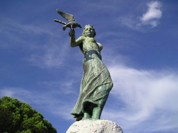 Статуя девушки с чайкой в Опатии
