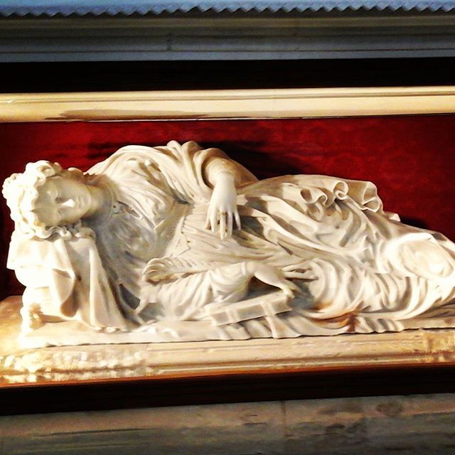 Скульптура умирающей святой Лучии на алтаре капеллы.
