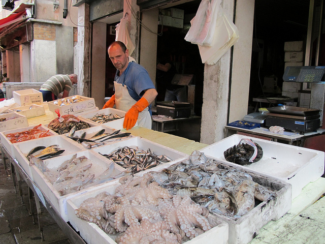 Свежая рыба на рынке Риальто.