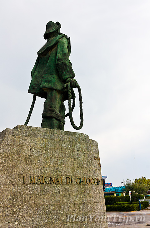 Памятник морякам и рыбакам.