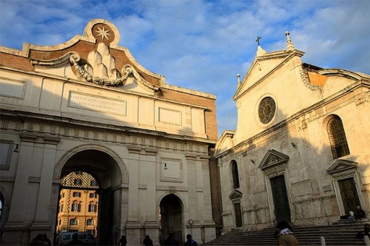Церковь Санта-Мария-дель-Пополо и ворота «Порта-дель-Пополо».