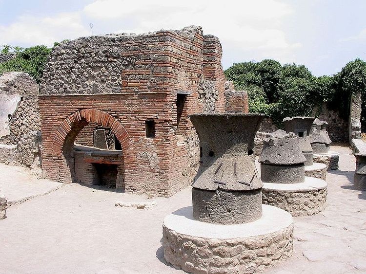 Пекарня в Помпеях: видны мельницы и печь