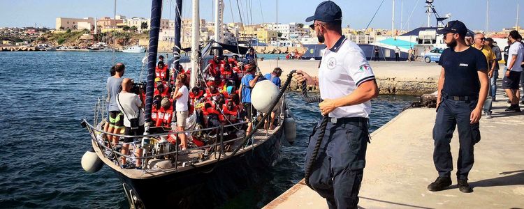 Прибытие мигрантов на Лампедузу