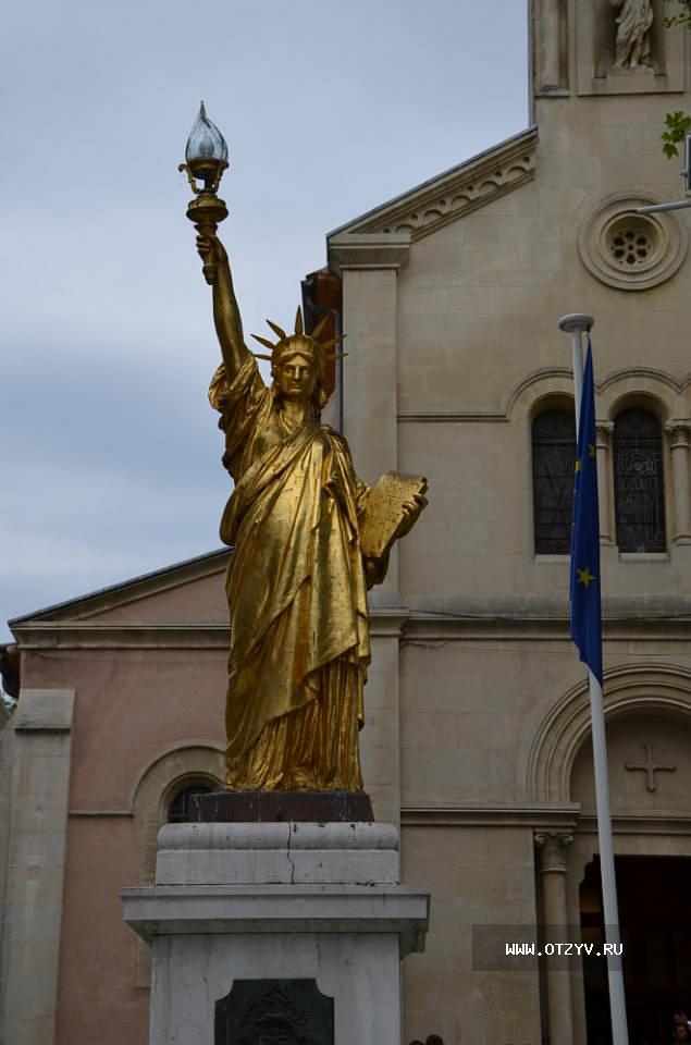 Позолоченная статуя Свободы в  Сен-Сир-Сюр-Мер