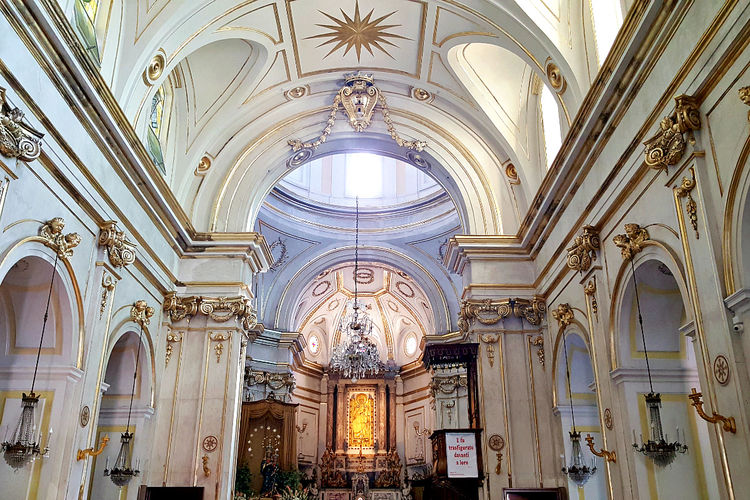Интерьер церкви Санта-Мария Ассунта с иконой Черной Мадонны над алтарем
