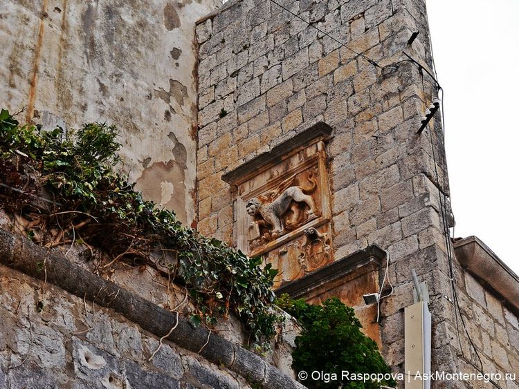 На крепостных стенах изображен венецианский герб – лев