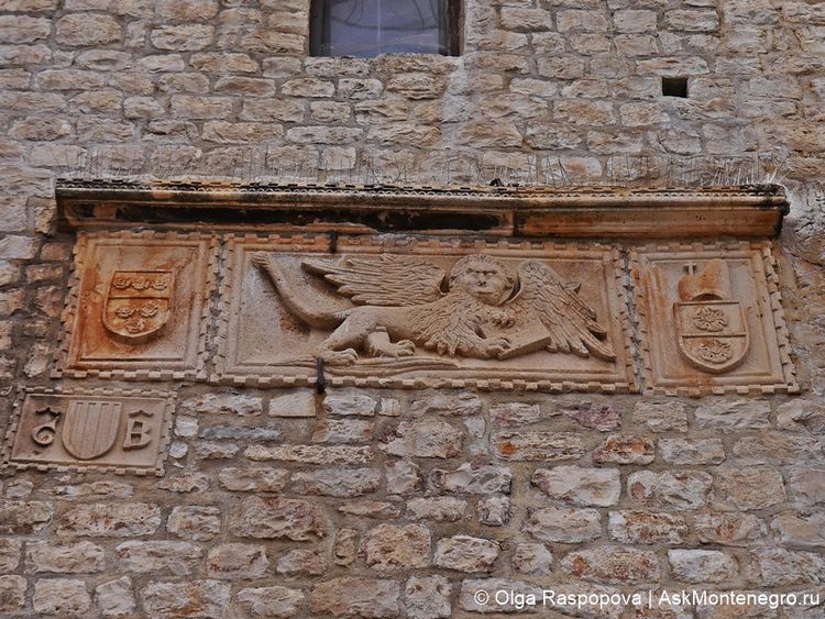 На крепостных стенах изображен венецианский герб – лев