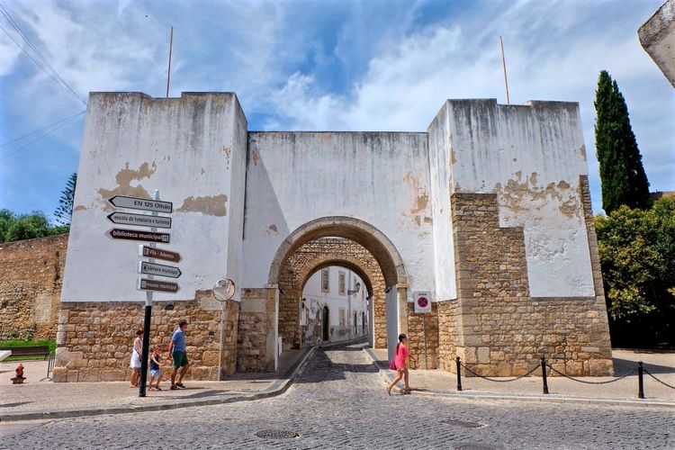 Ворота Repouso и крепостная стена (фото: cinxxx)