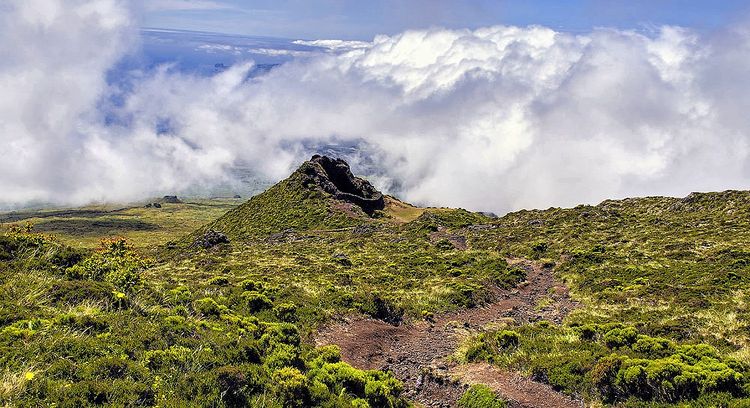 Один из кратеров  вулкана Пику по пути к вершине