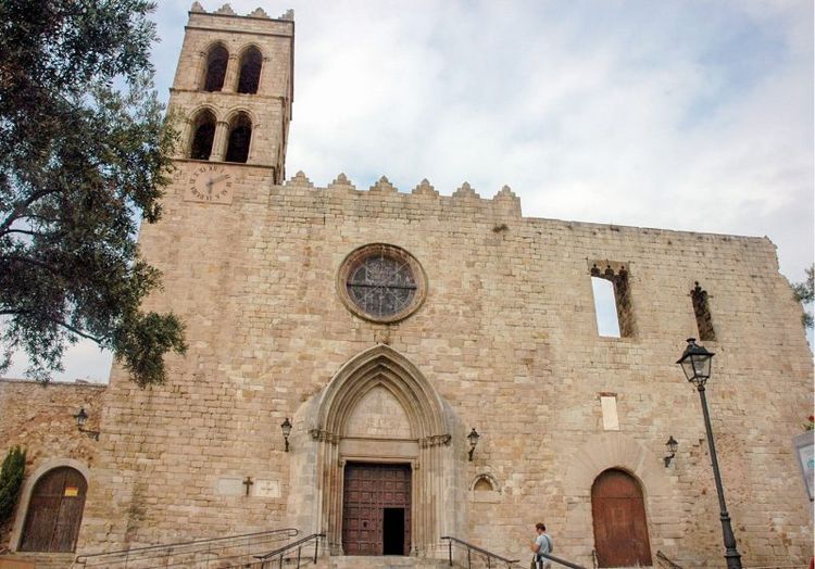 Церковь Санта-Мария с остатками замка виконтов Кабрера (XII век)(справа), фото Josep-Renalias