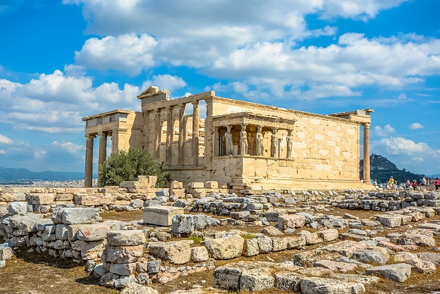 Знаменитый портик Кариатид на южном фасаде Эрехтейона на Акрополе в Афинах