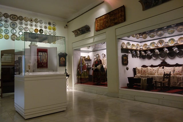 Экспозиционный зал музея Бенаки в семейном особняке Бенакисов в Афинах Wolf Gang