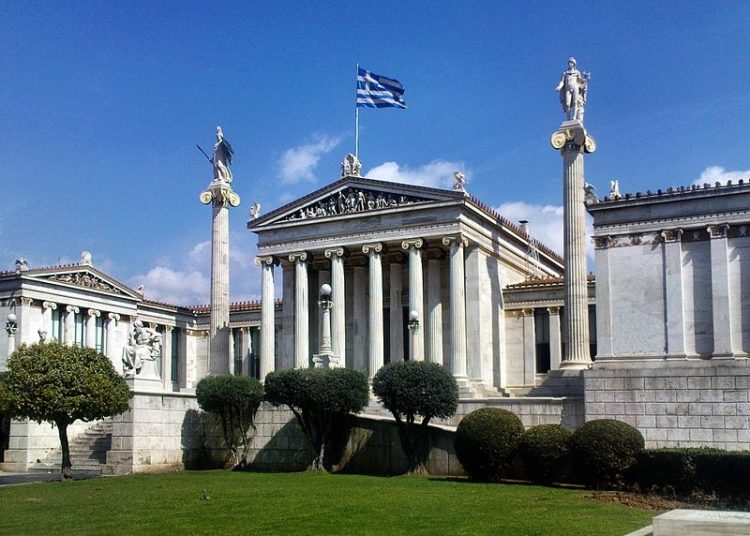 Статуи древнегреческих богов – Афины и Аполлона перед Афинской академией наук Dimboukas
