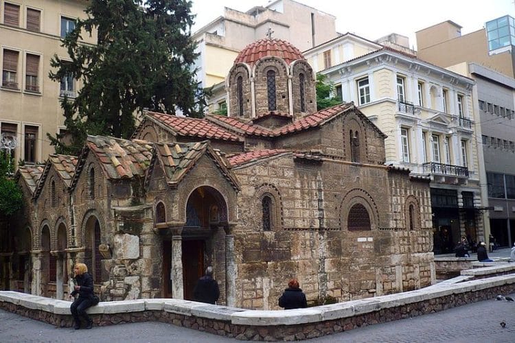 Церковь Панагия Капникарея на самой торговой и дорогой улице Эрму в центре Афин Dimorsitanos