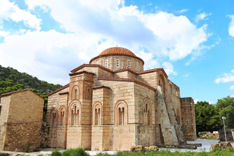 Византийский монастырь Дафни в живописной лавровой роще в Греции