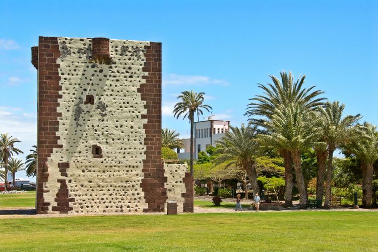 Графская башня. За ее стенами, неприступными для примитивных аборигенов, Беатрис де Бобадилья пережидала бунт гуанчей.