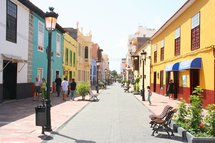 Главная улица города — Calle de Medio (Calle Real). Здесь расположены достопримечательности, связанные с именем Христофора Колумба.
