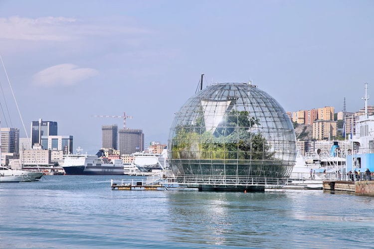 Двадцатиметровый стеклянный шар ботанического сада «Биосфера» в порту Генуи Christine Zenino