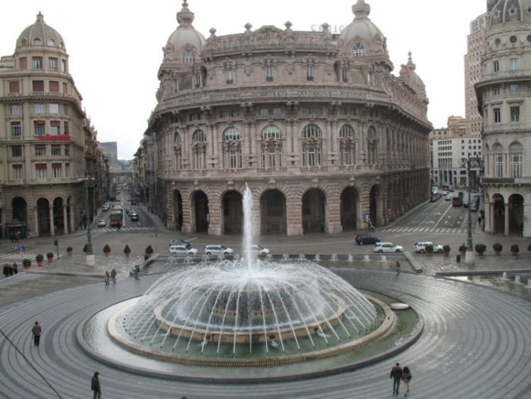 Вид на фонтан на площади Феррари и узкие улицы 20-го сентября и Данте в Генуе Twice25/Rinina25