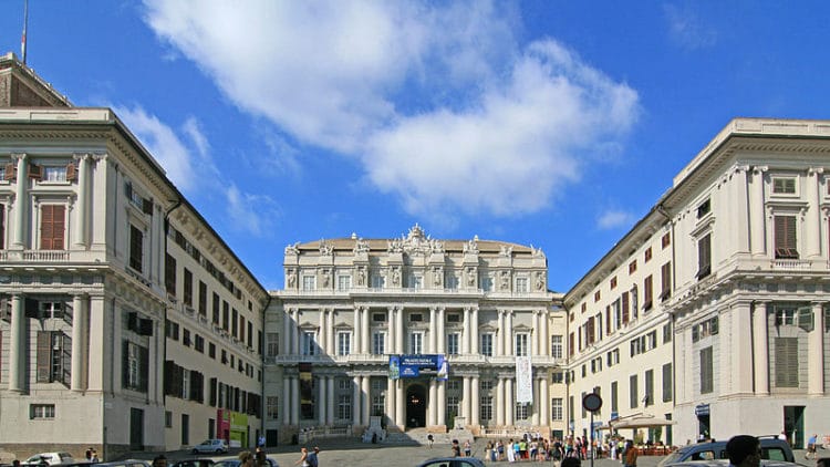 Вид с площади Пьяцца Маттеотти на величественное здание Дворца Дожей в Генуе Jensens