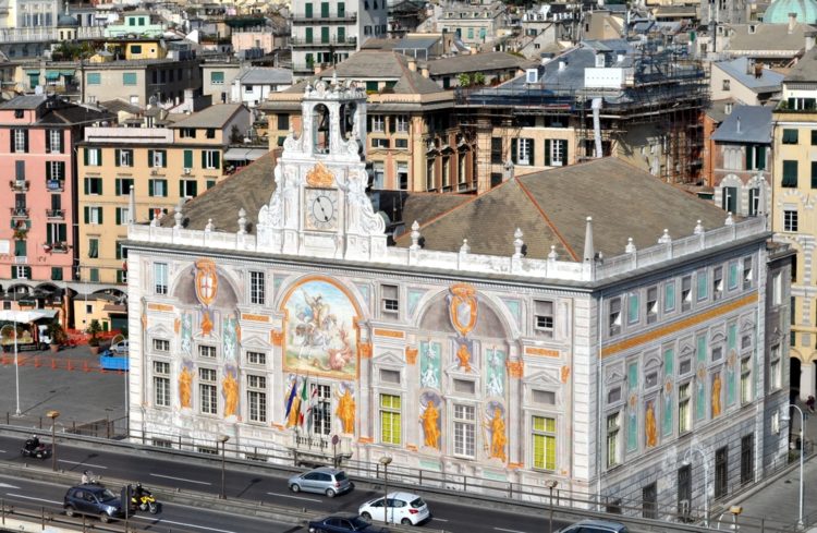 Фрески Лаццаро Тавароне на фасаде дворца Сан-Джорджо на площади Карикаменто в Генуе