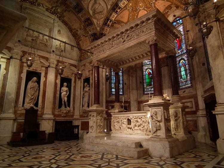 Внутренний интерьер часовни Сан-Джованни в кафедральном соборе Сан-Лоренцо в Генуе Mattana